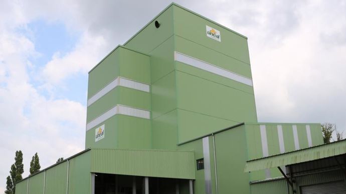 Implantée en bordure de canal et adossée à un silo à céréales, la nouvelle unité de production Unéal de Neuville-sur-Escaut est dotée d’une capacité de production annuelle de 70 000 t d’aliments du bétail. © B. CAILLIEZ