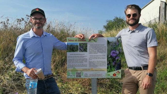 Animé par des panneaux autour de 12 thèmes différents, le sentier est ouvert à tous et restera accessible en permanence. Ici, Philippe Touchais, directeur Innovation et développement (à g.), au côté d’un partenaire de la ferme pilote, Paul Narat, de BASF.
