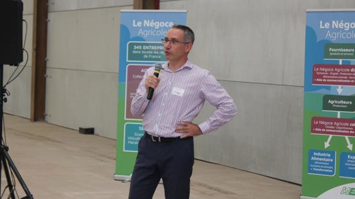 Le nouveau DG de Vaesken, Pierre Bernigaud, le 17 juin, lors de l’inauguration de la station de mélange d’aliments du bétail, à Nieurlet. À 50 ans, il a travaillé pendant plus de vingt ans dans l’agroalimentaire, notamment chez Danone et Bel.
