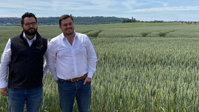 Simon (à g.) et Paul Bidaut : « Nous testons les solutions bio et alternatives susceptibles d’apporter aux agriculteurs des réponses en termes de réduction des intrants et d’empreinte carbone. »