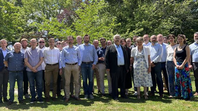 Le GIE Oqualim Sud-Est, présidé par François Cholat (au premier plan, en costume), a organisé son AG le 1er juillet à Dracy-le-Fort, en Saône-et-Loire. © Y. BOLOH