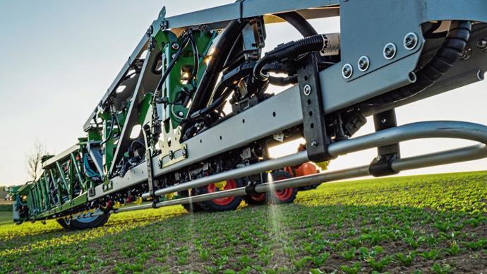 Avec la technologie Smart Sprayer développée avec Bosch, BASF constate des réductions jusqu’à 70 % du volume d’herbicide sur des cultures en végétation. © S. KLEINEWOERDEMANN