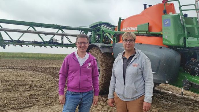 Jérôme Clair, responsable Xarvio Digital Farming Solutions (à g.) et Céline Rathueville, responsable communication Amazone, ont présenté, jeudi 15 septembre, à Courbes (Aisne), Smart Spraying Solution. © M. SOULÉ