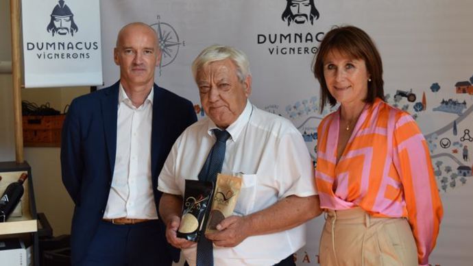 La CAPL est aujourd’hui engagée dans deux SCIC : Perles d’Anjou et Terres de Dumnacus. De gauche à droite : Jérôme Lemasson, directeur général du pôle vin, Jean-Michel Mignot, DG de la CAPL, et Magali Bayle, du cabinet Capital Citoyen. © A. MABIRE