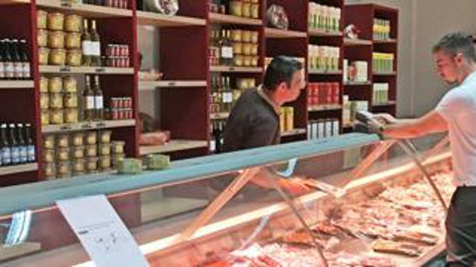 Dans sa boutique au Min de Toulouse, Arterris propose des produits crus ou transformés à base de canard gras IGP Sud-Ouest, lapin, dinde et poulet label rouge.