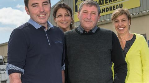 La famille Landreau est aux manettes du groupe. La transmission est en cours depuis sept ans et se fait pas à pas. Le comité de direction de Landreau Groupe avec, de gauche à droite, Johann Landreau, dirigeant des activités Landreau Agro et Landreau Solutions et PDG d’Huré Agri Consult, sa sœur Laetitia Landreau, assistante commerciale, son père, Éric Landreau, PDG de la SAS Landreau et Fils (société mère), et sa mère, Corinne Landreau, responsable RH, qui comptent tous deux laisser les rênes à 