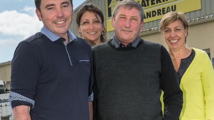 La famille Landreau est aux manettes du groupe. La transmission est en cours depuis sept ans et se fait pas à pas. Le comité de direction de Landreau Groupe avec, de gauche à droite, Johann Landreau, dirigeant des activités Landreau Agro et Landreau Solutions et PDG d’Huré Agri Consult, sa sœur Laetitia Landreau, assistante commerciale, son père, Éric Landreau, PDG de la SAS Landreau et Fils (société mère), et sa mère, Corinne Landreau, responsable RH, qui comptent tous deux laisser les rênes à 
