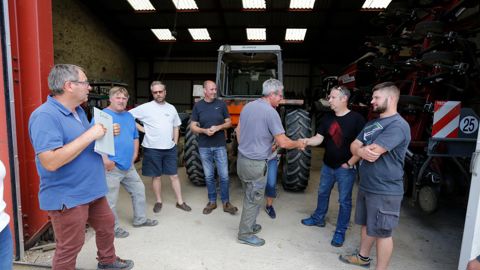 Les agriculteurs du groupe briennois du club Agrosol se sont réunis le 17 juin, à Saint-Léger-sous-Brienne (Aube), dans l’exploitation d’Adrien (à dr.), pour le dernier tour de plaine avant la moisson. Le club, qui dénombre 400 agriculteurs, est divisé en 20 groupes et animé par Jean-Luc Forrler (à g.). © GUTNER