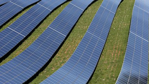 Parc de centrales solaires photovoltaïques de la Colle des Mées, dans les Alpes-de-Haute-Provence.Photononstop