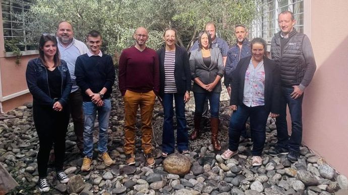 Toute une équipe se mobilise chez Val de Gascogne autour des nouveaux alternants technico-commerciaux, avec de gauche à droite, Laura, alternante, Philippe Suaud, directeur des ventes, les deux Guillaume, alternants, Eve Piquemal, DRH, Graziella, alternante, Gilles Larribeau, technicien, Arnaud Cattelotte, chef de région commercial, Sandrine Puchala, chargée de dossier RH, et David Vergnes, chef de région commerciale.