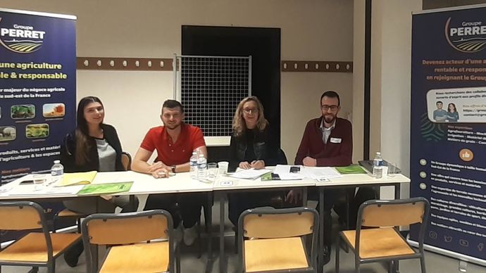 Encadrée par les deux nouveaux kakémonos, l’équipe mobilisée pour le forum métiers de l’Isara Lyon, avec, de gauche à droite, Céline Vannghia Fenart (assistante RH), Adrien Latour (technico-commercial Perret), Pascale Widerski (responsable RH Groupe) et Alexandre Bouvier (responsable marché Perret Rhône Alpes).