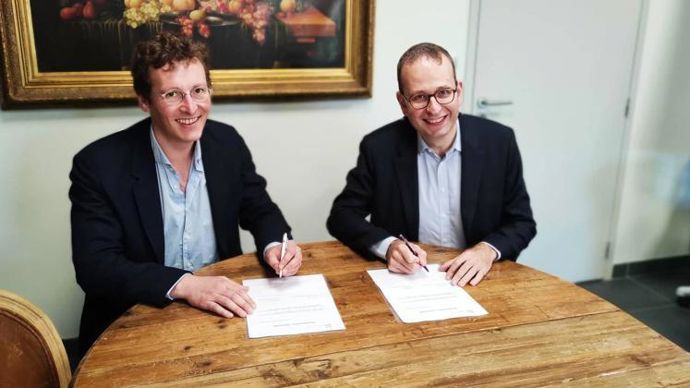 Maximilien Carré, directeur général du Groupe Carré, et Charles Léonardi, directeur Supply Chain Nestlé France, lors de la signature de l’accord en novembre.