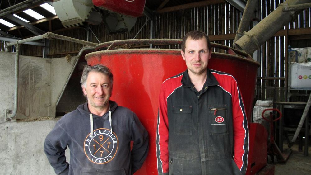 Organisation. Les associés sont spécialisés et polyvalents. Dominique (à gauche) s’occupe notamment  des génisses, Nicolas (à droite) du robot de traite, et Christian de l’alimentation.P.L.C.