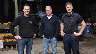 Shane Fitzgerald(à gauche) emploie deux salariés, Gavin (au centre) et Daniel. Il travaille avec son oncle et associé, John. CÉDRIC FAIMALI/GFA Shane Fitzgerald(à gauche) emploie deux salariés, Gavin (au centre) et Daniel. Il travaille avec son oncle et associé, John. CÉDRIC FAIMALI/GFA