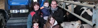 Vie de famille.Alison et Nicolas Jobard avec leurs enfants Gabriel, Léane et Maxine. « Le métier d’éleveuse permet de passer plus de temps en famille.»Reportage photos : Jean-Charles Gutner Vie de famille.Alison et Nicolas Jobard avec leurs enfants Gabriel, Léane et Maxine. « Le métier d’éleveuse permet de passer plus de temps en famille.»Reportage photos : Jean-Charles Gutner