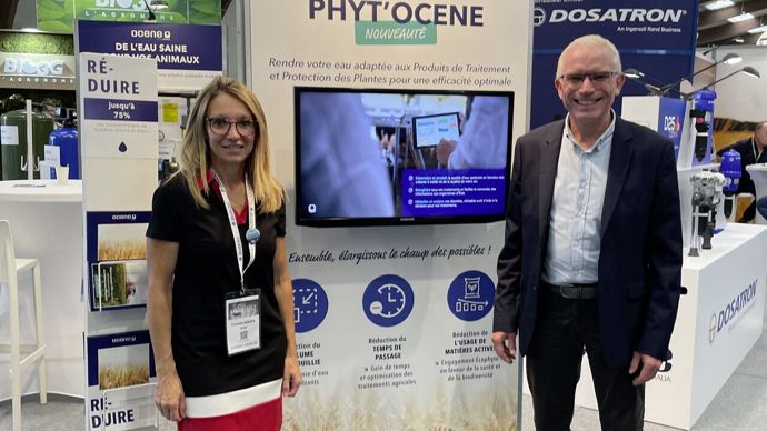 Corinne Goupil, directrice générale d'Ocene, et Denis Pelé, dirigeant de Pelé Agri-Conseil, lors du salon Space 2022, à Rennes.