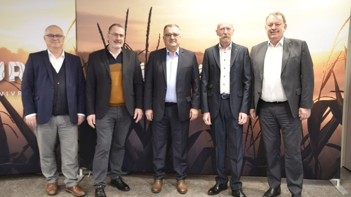 Le président de Maïsadour, Michel Prugue (au centre, ici entouré des différents chefs de pôle), va passer la main lors du conseil d'administration du 9 décembre.