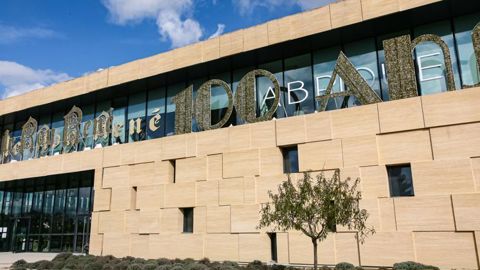 Le bâtiment en pierre répond aux normes écoresponsables Bâtiment durable méditerranéen.