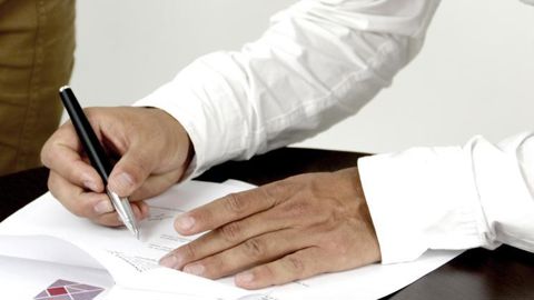 Transmettre progressivement  ses parts à un jeune repreneur  est une stratégie intéressante.