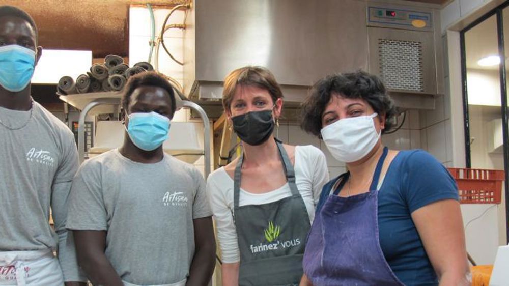Directrice opérationnellede Farinez-vous, Julie Chartres(2e à partir de la droite) espère transmettre legoût du bon pain artisanal à la première promotion de stagiaires.