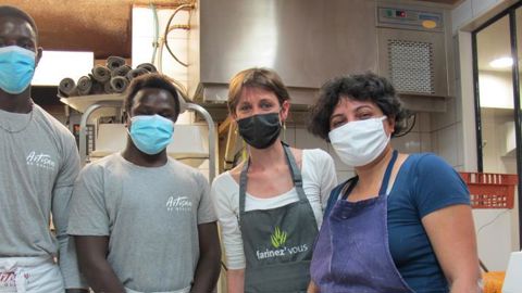 Directrice opérationnellede Farinez-vous, Julie Chartres(2e à partir de la droite) espère transmettre legoût du bon pain artisanal à la première promotion de stagiaires.