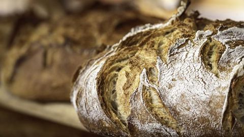 Sur  ces groupes Facebook, les artisans échangent leur savoir-faire (© Adobe Stock). 