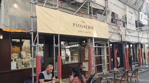 La pâtisserie Cyril Lignac, dans le 17e, reste ouverte durant les travaux de ravalement de la façade avec une bâche publicitaire pour compenser. La pâtisserie Cyril Lignac, dans le 17e, reste ouverte durant les travaux de ravalement de la façade avec une bâche publicitaire pour compenser.