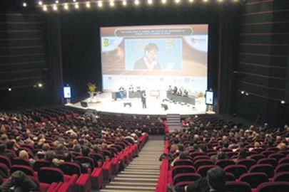 Dans la salle, des dizaines d'artisans, et sur la scène, la chanteuse Fabienne Thibeault, venue témoigner de son attachement au pain. Conférences Univers Boulangerie (Image latoque.fr)