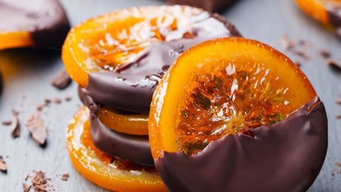 Les fruits confits recèlent un potentiel de gourmandise insoupçonné en pâtisserie, tant sur le goût que sur le visuel et même sur la texture annapustynnikova - stock.adobe.comCandied orange slices in chocolate. Slate background. Copy space