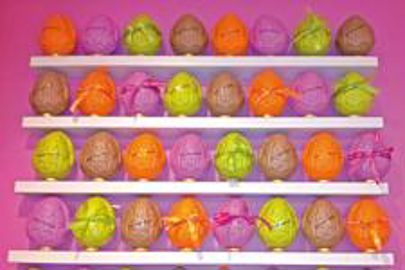 Les différentes déclinaisons sont bien en évidence dans le magasin de Sandra. (Photo : latoque.fr) Coque noix de Grenoble en résine alimentaire. (Photo : latoque.fr)