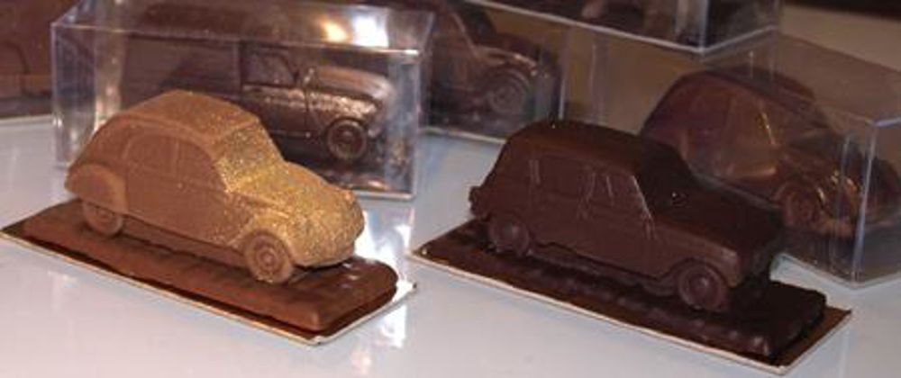 Plus vraies que nature, ces petites voitures semblent revenir du raid ! 4L en chocolat, opération Soli'Raid (image latoque.fr)