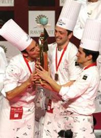 Après 10 participations, l'Espagne remporte la Coupe du Monde de la Pâtisserie pour la première fois. Gagnants espagnols de la Coupe du Monde de la Pâtisserie, Sirha 2011 (image latoque.fr)