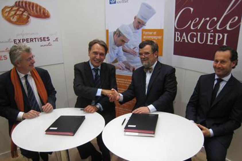 De g. à d. : E. Roos (Moulins Soufflet), J.-M. Soufflet, P.-A. Gailly (CCI Paris Ile-de-France) et B. de Monte (Ferrandi). (Photo : latoque.fr). Accord Moulins Soufflet / Ecole Ferrandi (Photo : latoque.fr).