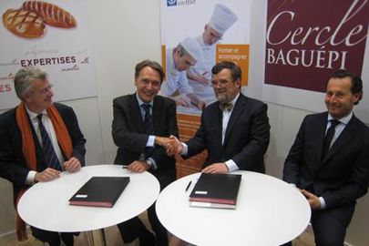 De g. à d. : E. Roos (Moulins Soufflet), J.-M. Soufflet, P.-A. Gailly (CCI Paris Ile-de-France) et B. de Monte (Ferrandi). (Photo : latoque.fr). Accord Moulins Soufflet / Ecole Ferrandi (Photo : latoque.fr). De g. à d. : E. Roos (Moulins Soufflet), J.-M. Soufflet, P.-A. Gailly (CCI Paris Ile-de-France) et B. de Monte (Ferrandi). (Photo : latoque.fr). Accord Moulins Soufflet / Ecole Ferrandi (Photo : latoque.fr).
