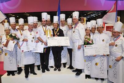 Les Français, entourés des équipes de Singapour et du Japon, sur le podium du Mondial des Arts Sucrés (Photo : latoque.fr) Gagnants du Mondial des Arts Sucrés, Europain 2014 (Photo : latoque.fr)
