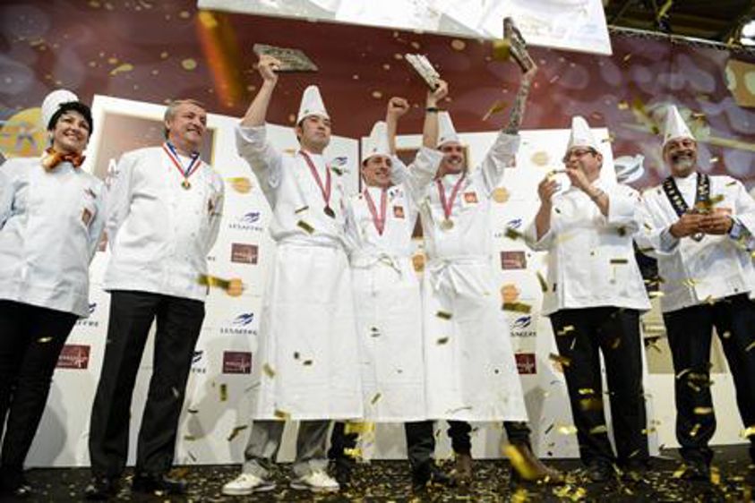 Au centre, les gagnants. De g. à d. : Yuki Nagata, Antoine Robillard et Hakan Johansson. (Photo : Sabine Serrad) Masters de la boulangerie, Europain 2014. (Photo : Latoque.fr)