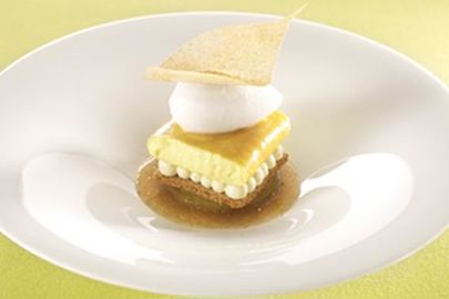 Une pomme Granny smith pochée dans un bouillon thaï, base du dessert gagnant, dans la catégorie professionnelle (Photo : latoque.fr). Dessert gagnant, Championnat de France du Dessert 2014, catégorie professionnelle (Photo : latoque.fr).