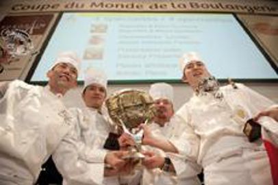 L'équipe japonaise gagnante de la Coupe du Monde de la Boulangerie 2012. (Photo : latoque.fr) L'équipe japonaise gagnante de la Coupe du Monde de la Boulangerie 2012. (Photo : latoque.fr) L'équipe japonaise gagnante de la Coupe du Monde de la Boulangerie 2012. (Photo : latoque.fr) L'équipe japonaise gagnante de la Coupe du Monde de la Boulangerie 2012. (Photo : latoque.fr)