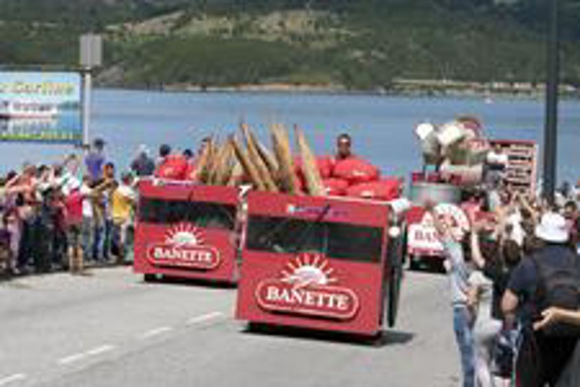Du bon pain, de la bonne humeur, des chars très animés... what else ? Chars Banette lors du Tour de France 2011. (Photo : latoque.fr)