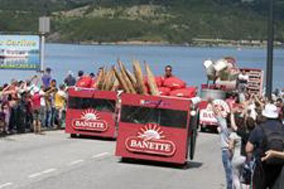 Du bon pain, de la bonne humeur, des chars très animés... what else ? Chars Banette lors du Tour de France 2011. (Photo : latoque.fr) Du bon pain, de la bonne humeur, des chars très animés... what else ? Chars Banette lors du Tour de France 2011. (Photo : latoque.fr)