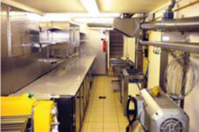 L'agencement des petits laboratoires doit faciliter au maximum les opérations de nettoyage et de désinfection (réalisation Barresi). (Photo : latoque.fr) Agencement pour petits laboratoires. (Photo : latoque.fr)