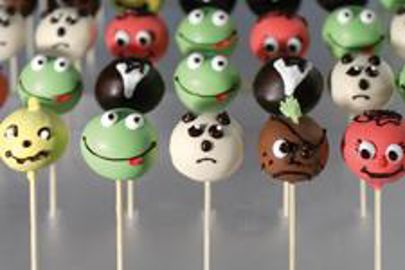 Entre gourmandise et clin d'oeil, le phénomène Cake Pops nous vient tout droit des Etats-Unis. (Photo : latoque.fr) Phénomène Cakepops. (Photo : latoque.fr) Entre gourmandise et clin d'oeil, le phénomène Cake Pops nous vient tout droit des Etats-Unis. (Photo : latoque.fr) Phénomène Cakepops. (Photo : latoque.fr)