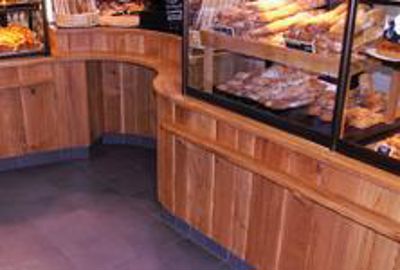 Un magasin plus accessible inclut aussi des vitrines plus basses et un comptoir avec renfoncement. (Photo : Latoque.fr) Aménagement de magasin pour handicapés (Photo : Latoque.fr)