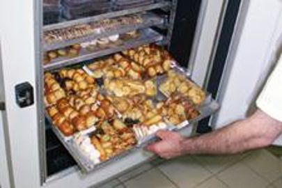 Le stock des produits au froid négatif permet de répondre à toutes les demandes le jour J ! (Photo : latoque.fr) Stock de produits au froid négatif en boulangerie (Photo : latoque.fr).