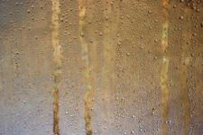 La condensation en vitrine donne une mauvaise impression. Condensation sur vitrine (photo : Latoque.fr)