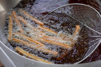 Choisir une huile de friture revient à privilégier soit la qualité nutritionnelle, soit le rendement... ou bien un peu des deux ! Choisir une huile de friture revient à privilégier soit la qualité nutritionnelle, soit le rendement... ou bien un peu des deux !