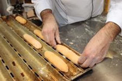 La croissance du snacking boulanger incite les professionnels à s'équiper en fours à chariot. (Photo : latoque.fr) Moules pour fours à chariot. (Photo : latoque.fr)