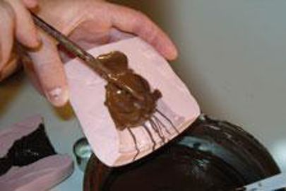 Les moules en silicone permettent une fabrication rationnelle (Photo : Latoque.fr) Fabrication de moulages pour chocolat (Photo : Latoque.fr) Les moules en silicone permettent une fabrication rationnelle (Photo : Latoque.fr) Fabrication de moulages pour chocolat (Photo : Latoque.fr)