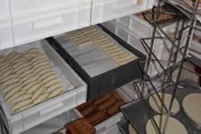 La conservation des denrées alimentaires est réglementée et applicable même en semi-fini (Photo : latoque.fr). Stockage des produits en boulangerie-pâtisserie (Photo : latoque.fr).