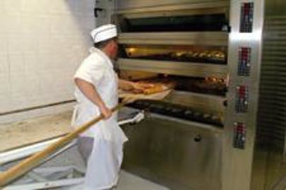 En élargissant leur production, les boulangers-pâtissiers ont besoin de toujours plus de précision, de reproductibilité et de souplesse. Enfournement de baguettes (Photo : Latoque.fr)